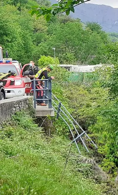 Inghiottita con l’auto nel lago