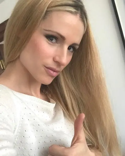 Michelle Hunziker, lavori in corso: eccola in versione muratore / VIDEO