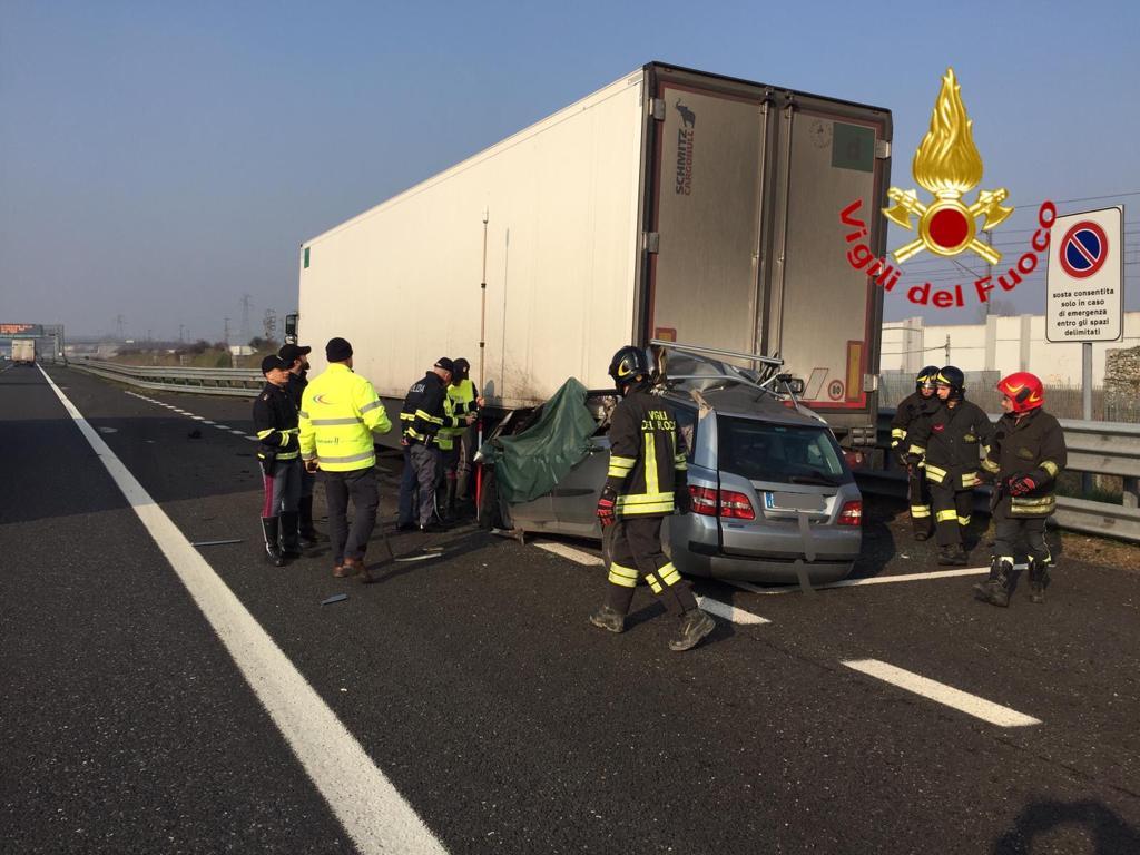 Pieve Fissiraga Auto Si Schianta Contro Tir Fermo Due Morti Sull A