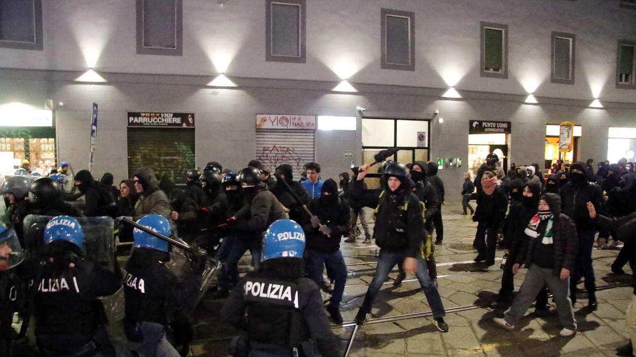 Gli scontri con la polizia durante il corteo per Cospito