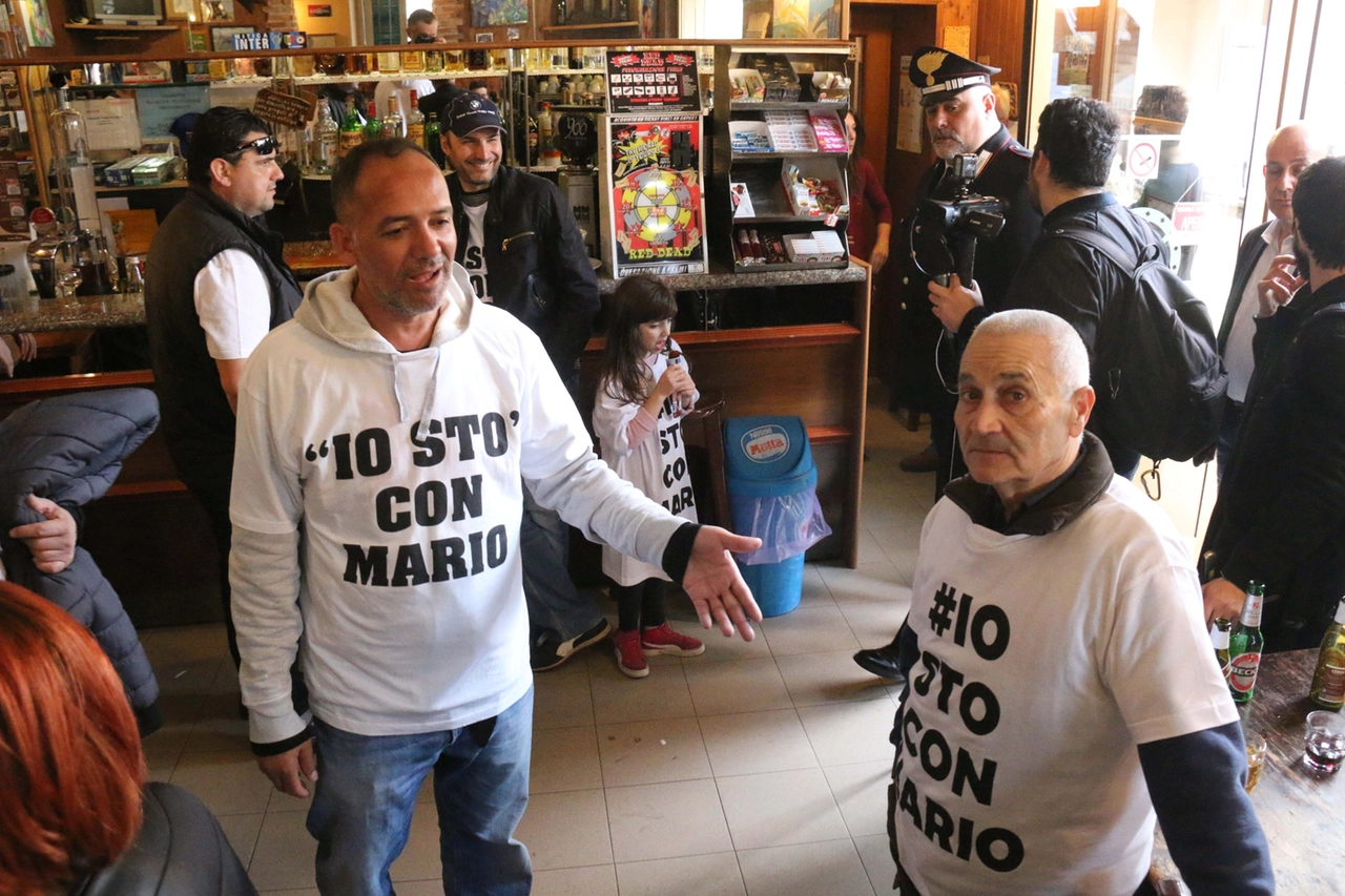 Il corteo 'Io sto con Mario' a Casaletto, tappa all'osteria