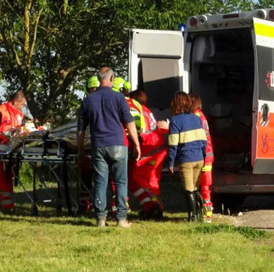 Credera, 18enne cade da cavallo e finisce contro un tronco: ricoverata in ospedale