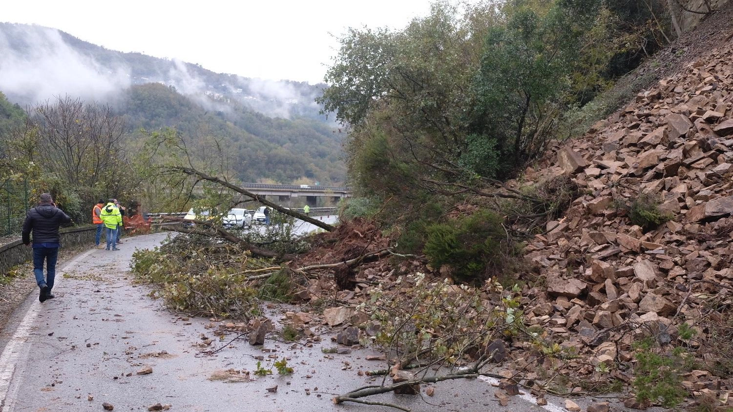 Limone del Garda, strada 45bis chiusa per i detriti di una frana (foto archivio)