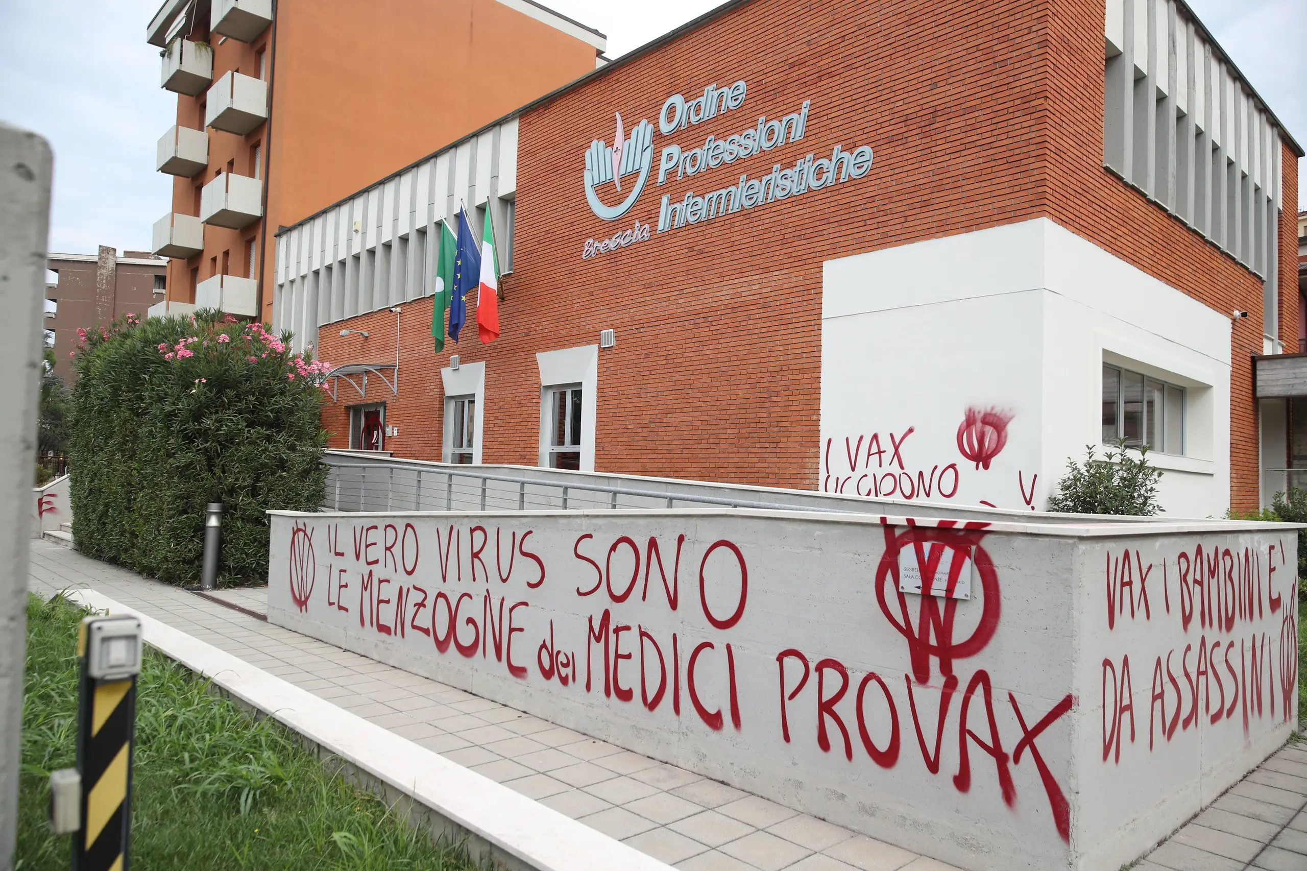 Brescia, scritte no-vax sui muri della sede dell’Ordine infermieri. Castelletti: “Inaccettabile”