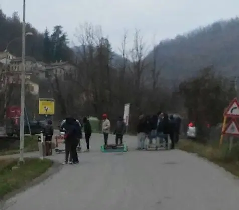 Zavattarello, protesta dei migranti sulla provinciale