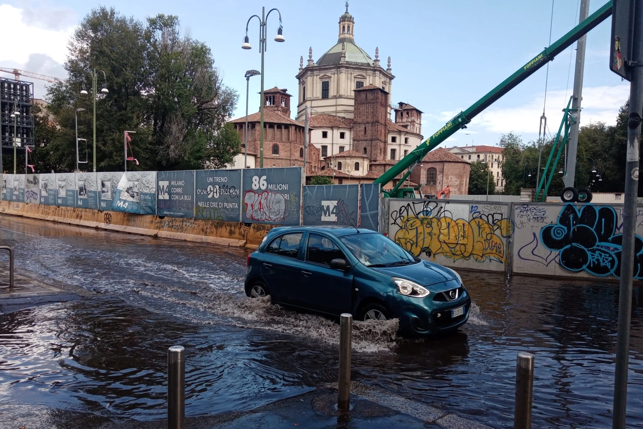 Strade allagate a Milano