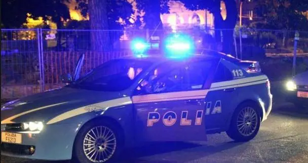 Milano, rissa nella notte in via Farini: cade e batte la testa