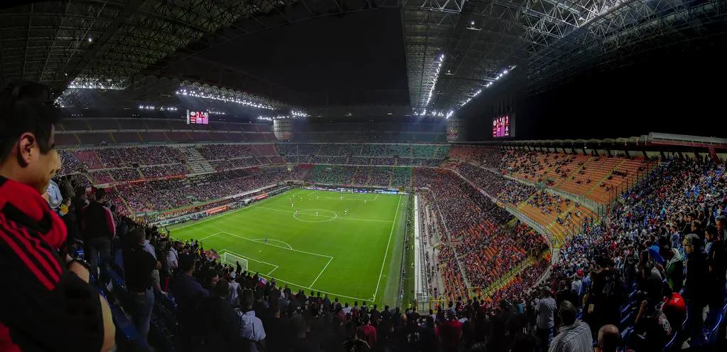 Milan-Napoli, atmosfera calda a San Siro. Curva Sud: “Nelle nostre mani il nostro destino”