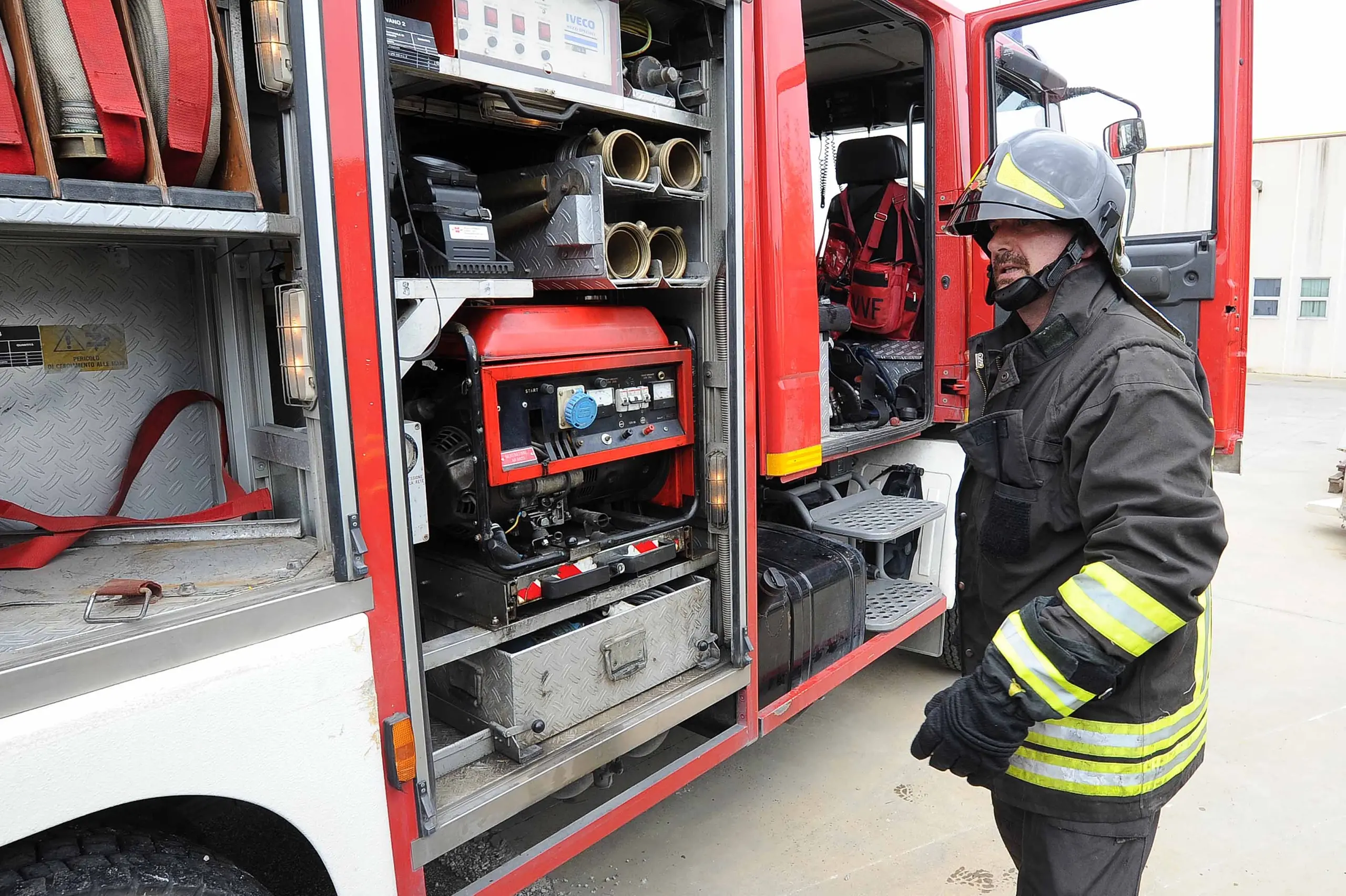 Desio, incendio all'alba nell'autodemolizioni