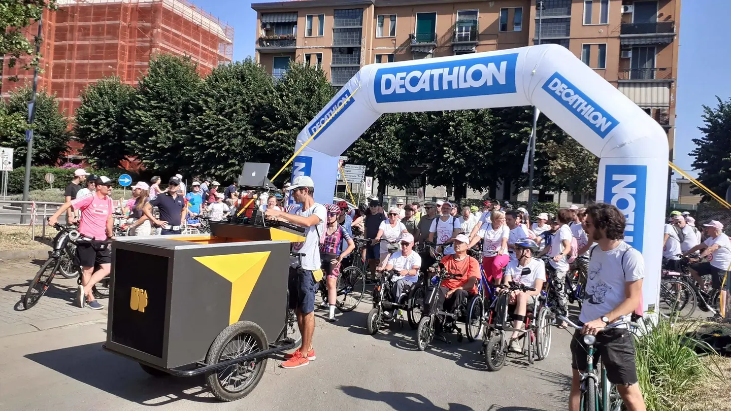 Milano, inaugurata da 400 ciclisti la pista che collega la città all'Idroscalo