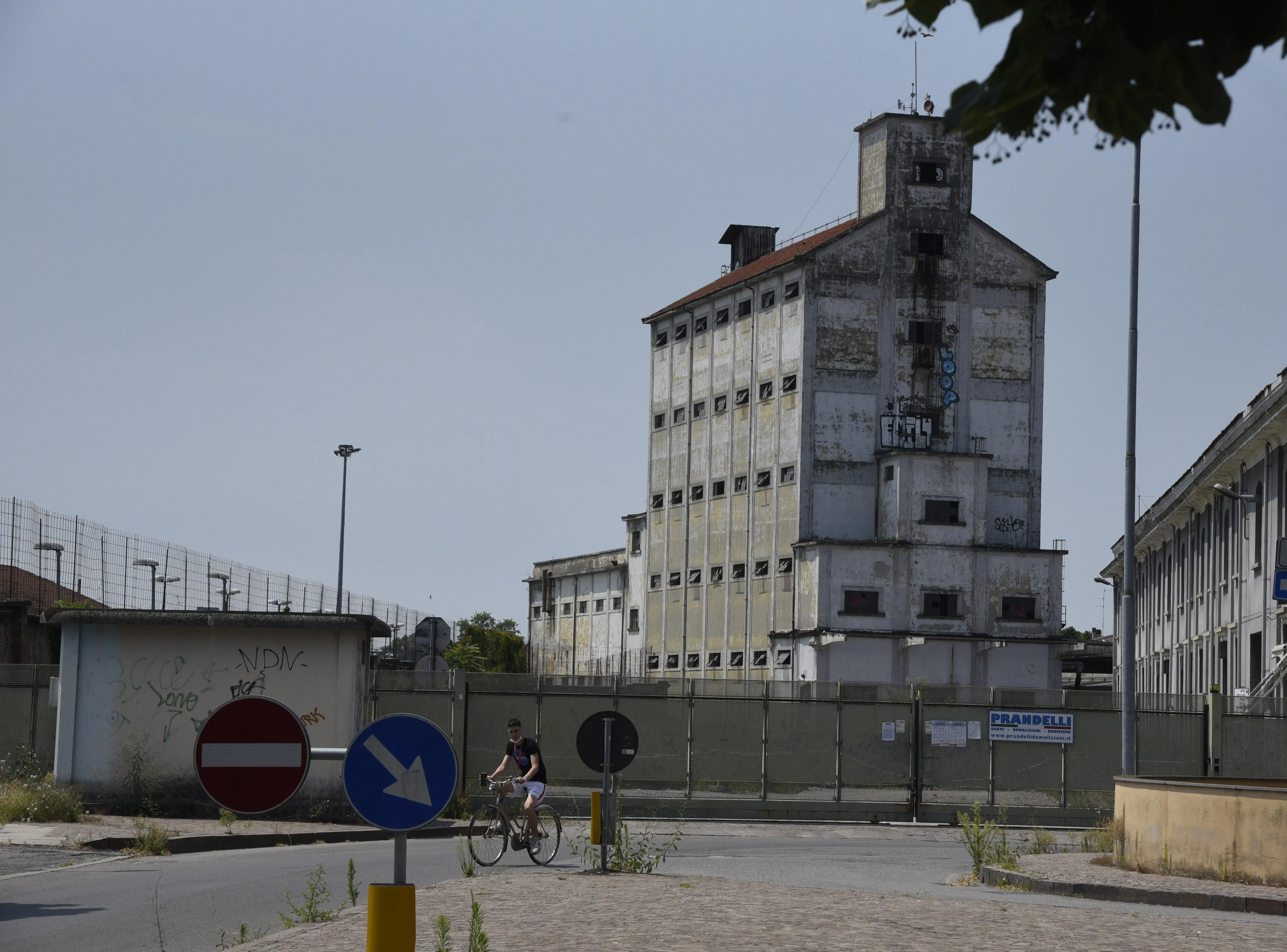 "Non distruggete il silos dell’ex consorzio agrario"