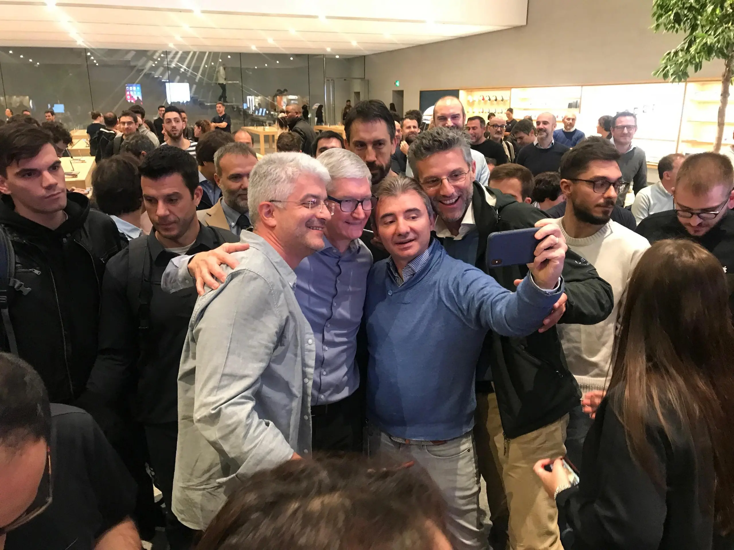 Milano, Tim Cook visita a sorpresa il flagship store Apple