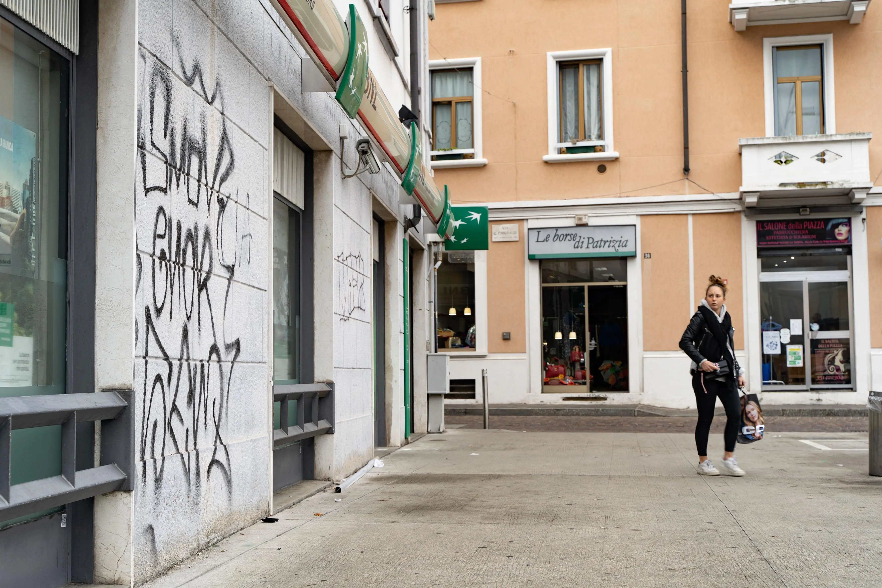 Ancora atti vandalici in piazza Gramsci