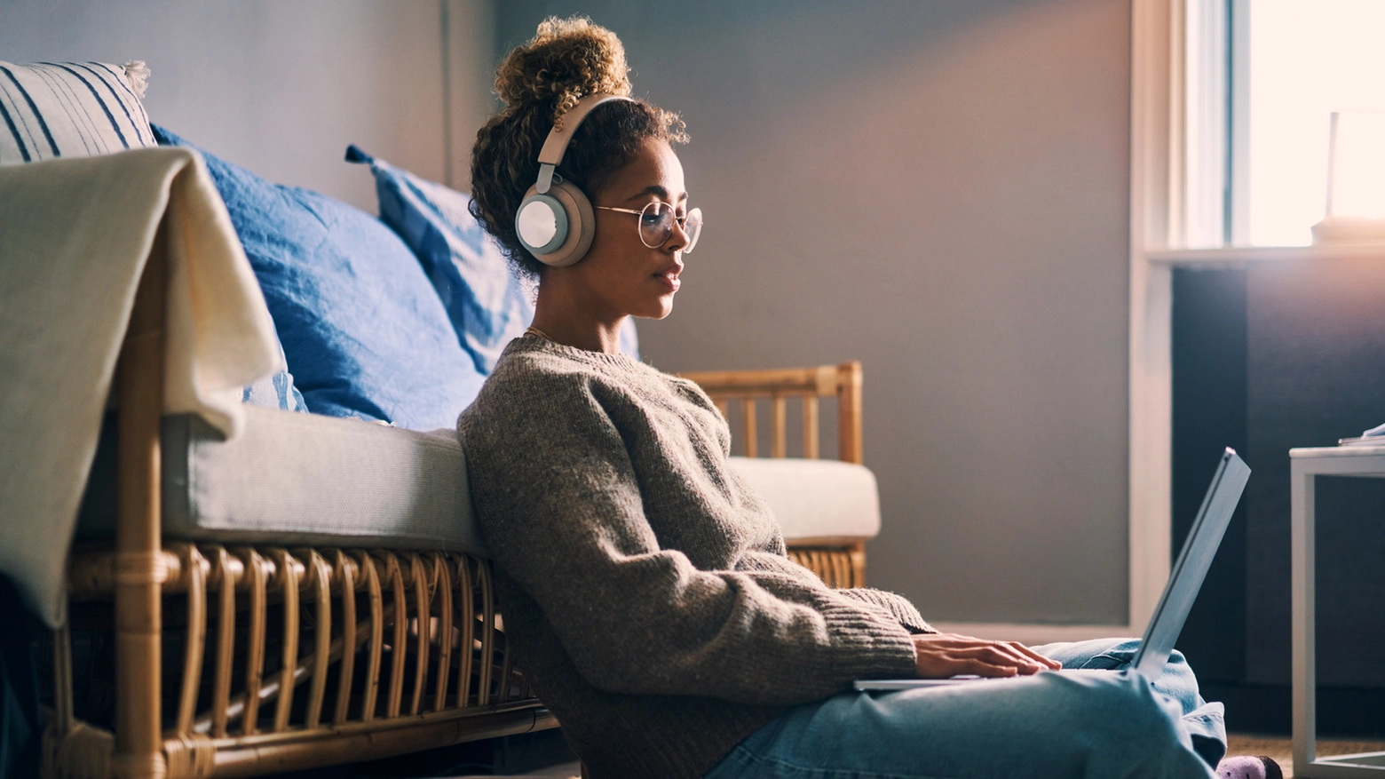 Una ragazza ascolta musica in streaming