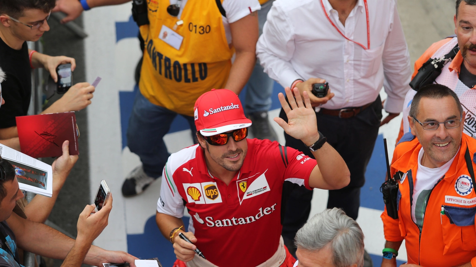 Monza si prepara al Gran Premio: tutti in delirio per Alonso e la Ferrari -  FOTO