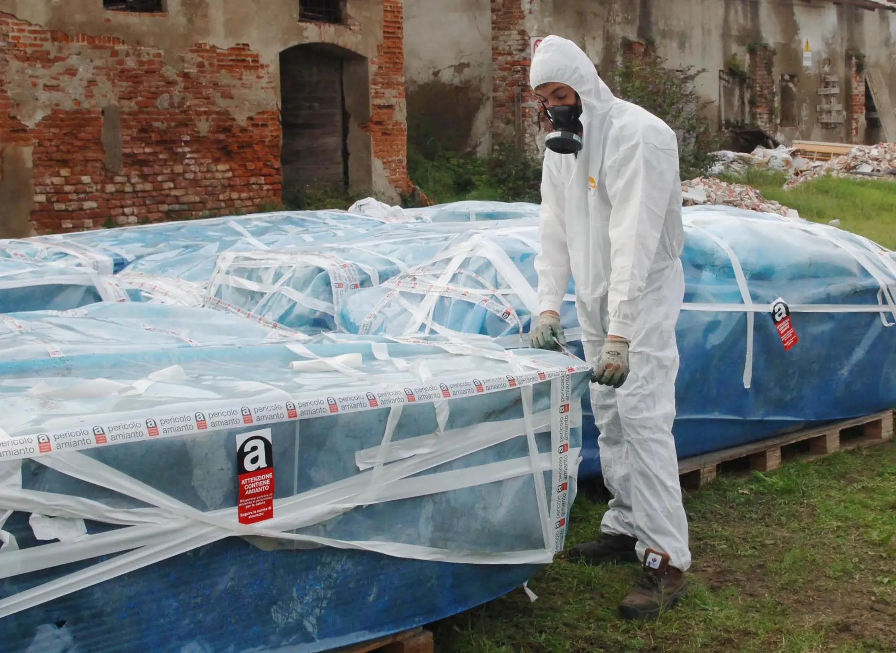 Amianto, oltre 2000 morti all'anno in Lombardia. Esposto contro i ritardi nella rimozione