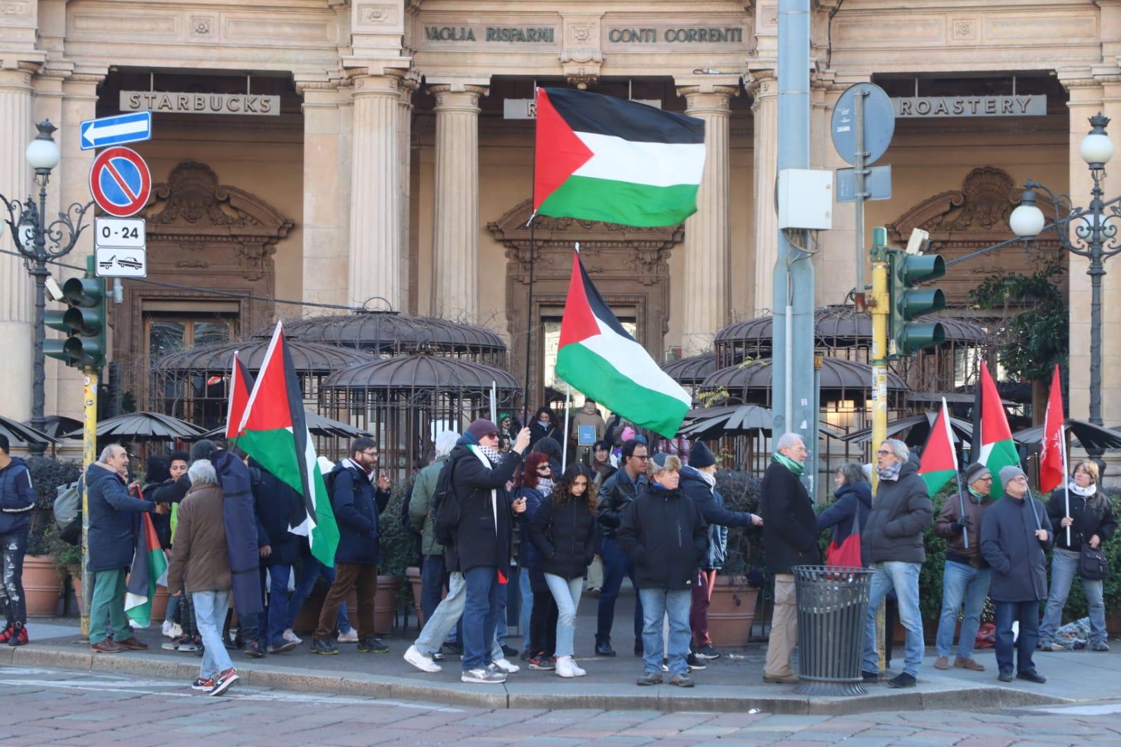 Piazza Cordusio: presidio anti-Israele davanti alla bottega di Starbucks