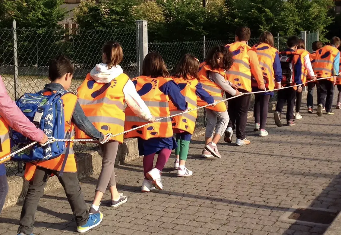 Busto Arsizio, studenti al riparo dalle macchine. Chiuse al traffico le vie delle scuole