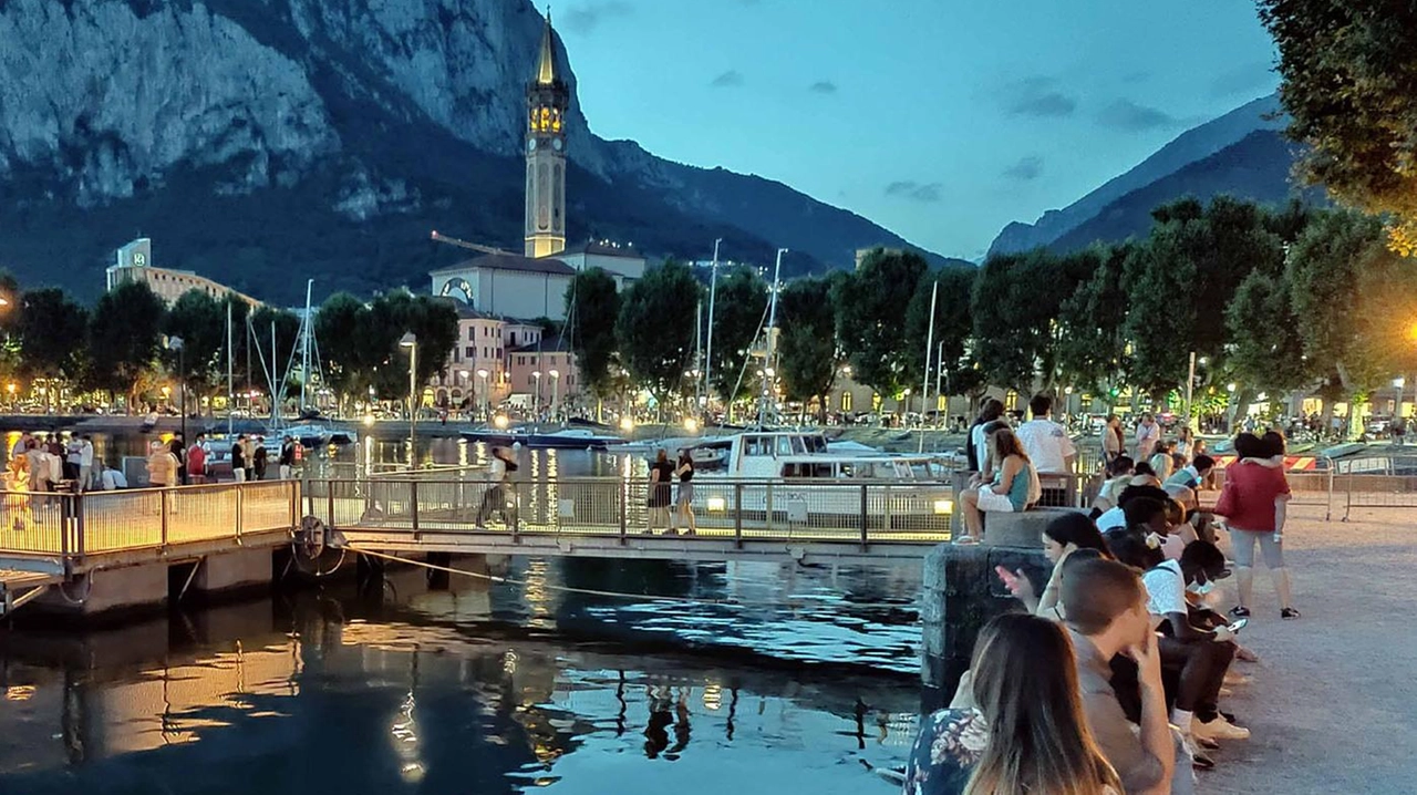 Turisti sul lago di Como