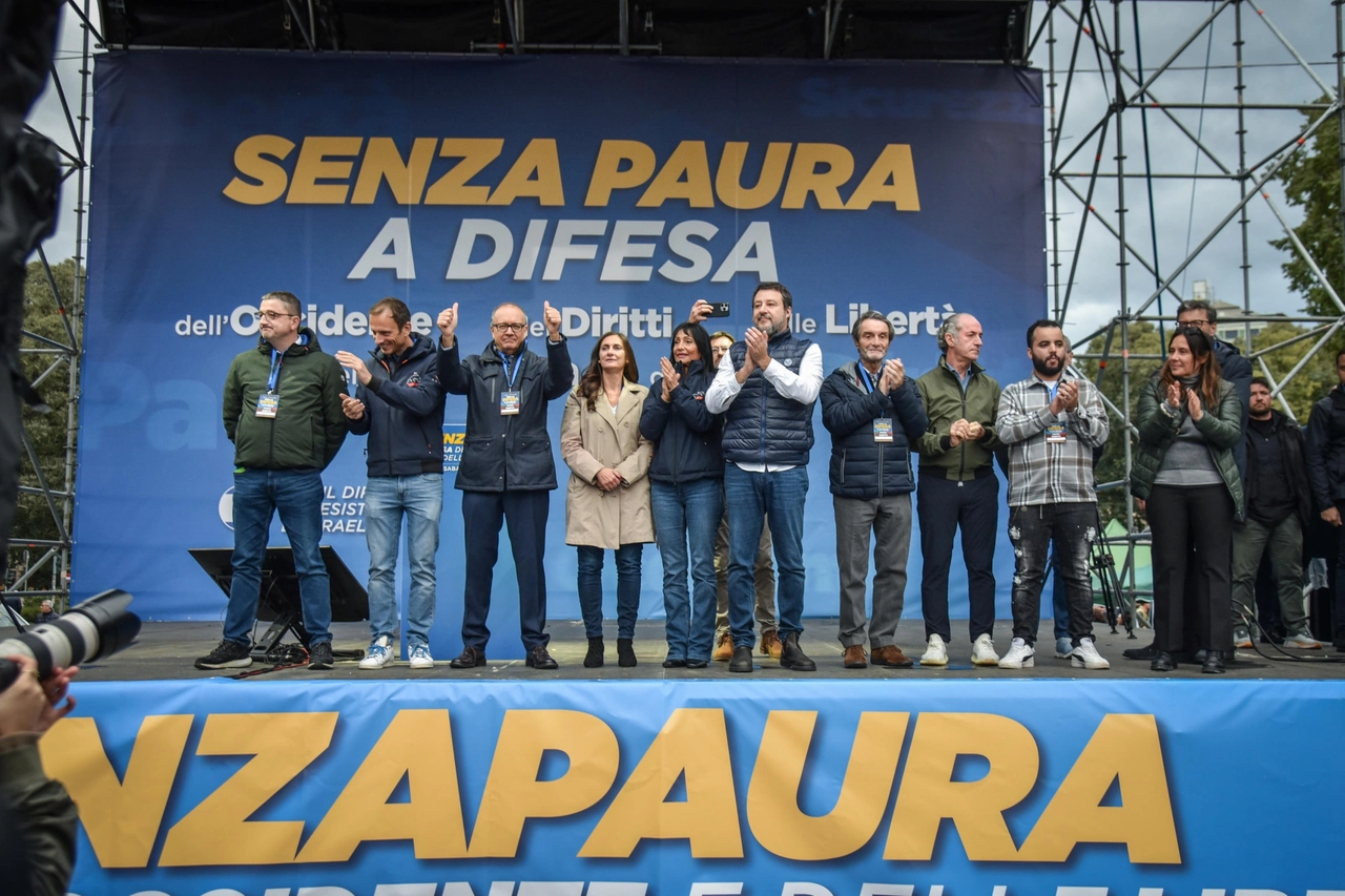 Il palco della manifestazione della Lega “Senza Paura” in piazza Cairoli