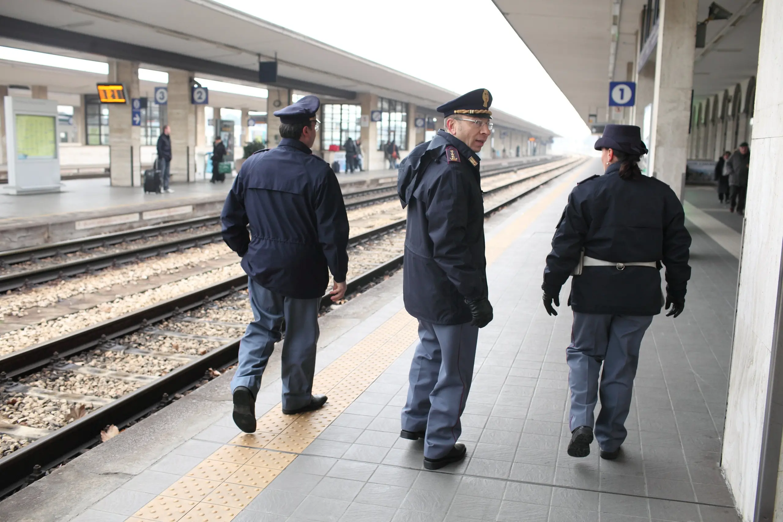 Molesta studentesse in treno, denunciato