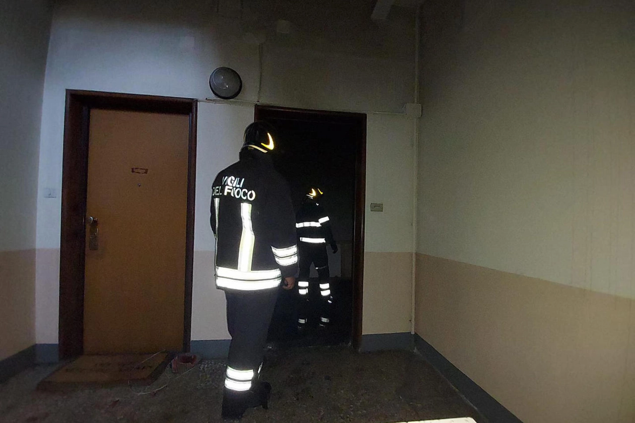 I vigili del fuoco nella casa di via Ponte Seveso