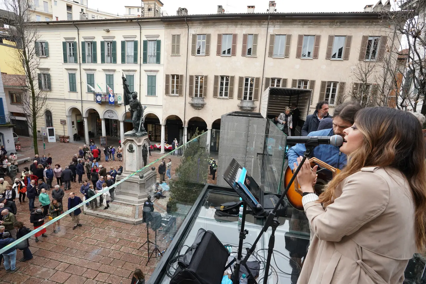 Ponte di vetro, emozioni solidali