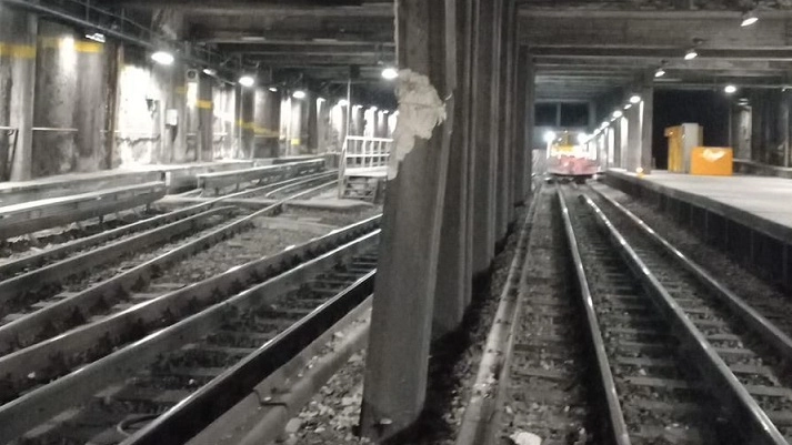 Il pilone danneggiato nel corso dei lavori notturni nel tunnel della metropolitana