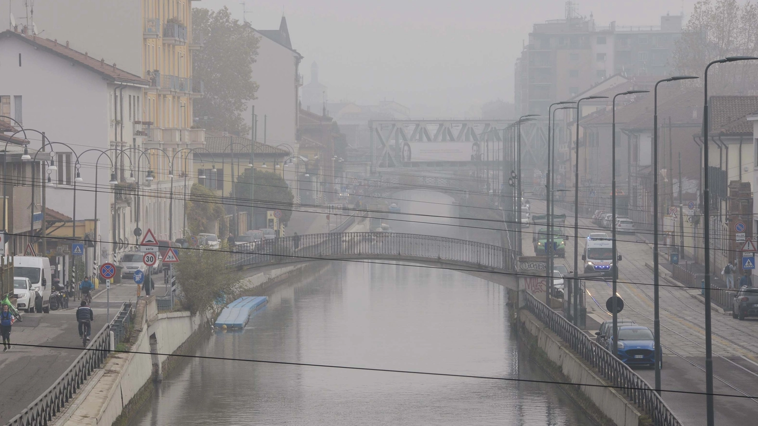 Nebbia in via Lodovico il Moro a Milano