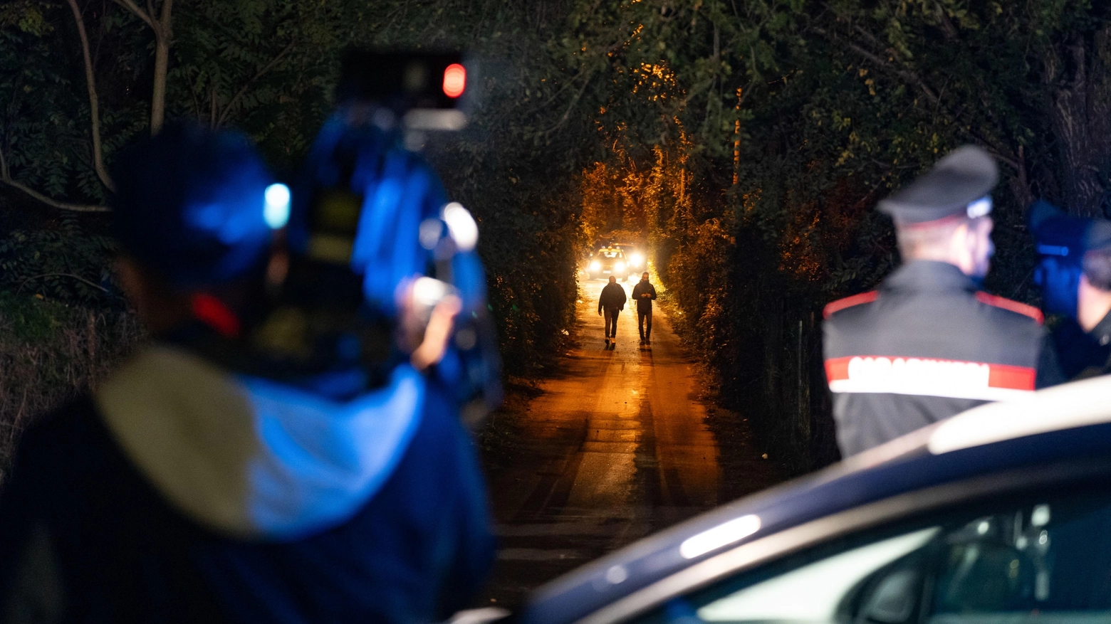 I carabinieri a Sesto San Giovanni, nel luogo dove il 23 agosto un uomo è morto accoltellato e due sono rimasti feriti a seguito di una rissa (Ansa/Sergio Pontoriero)