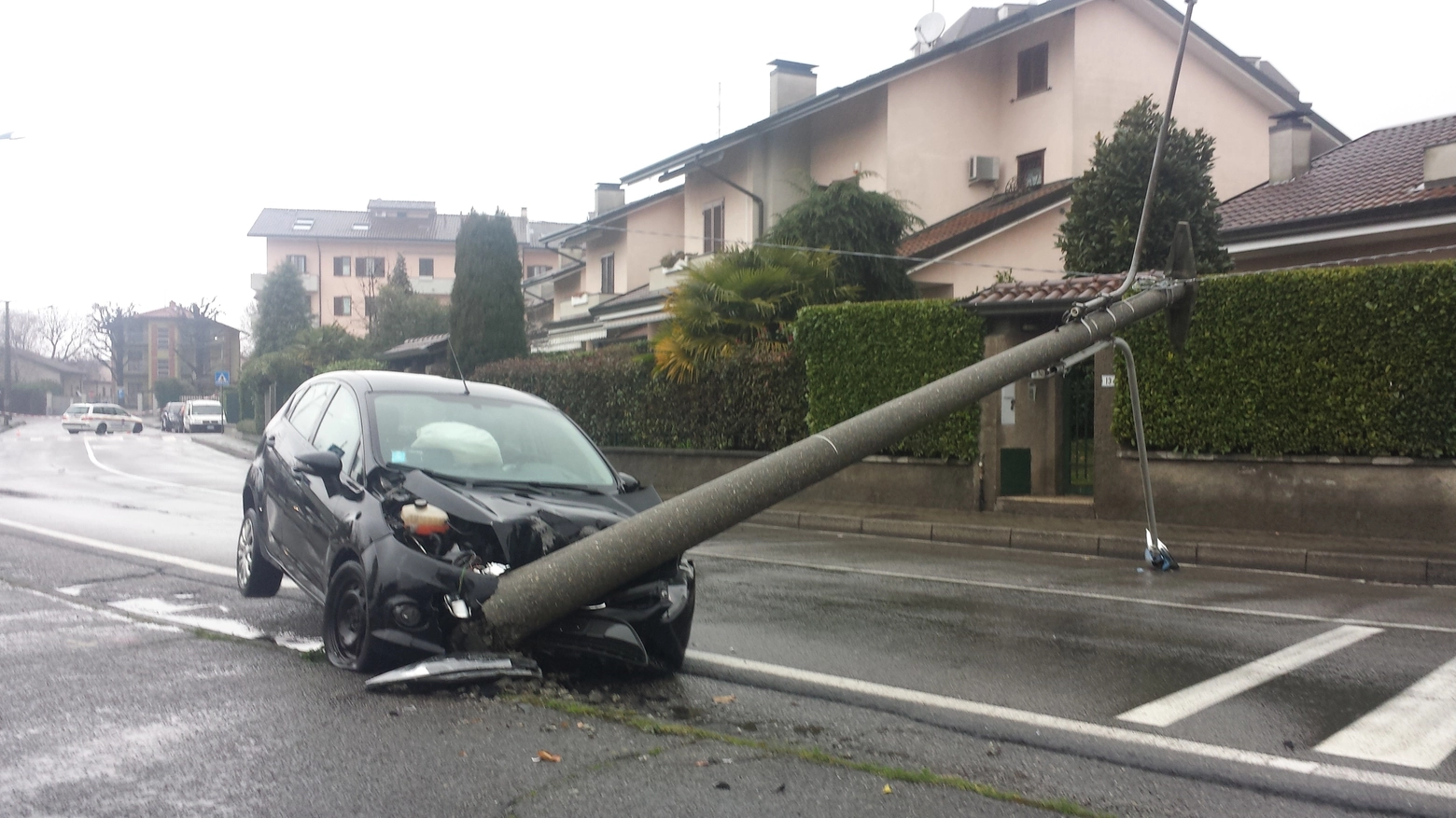 Palo centrato e crollato