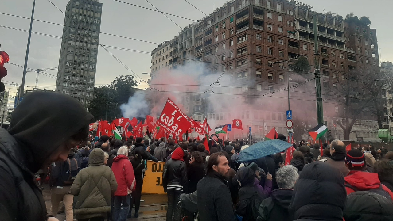 Fumogeni in piazza della Repubblica