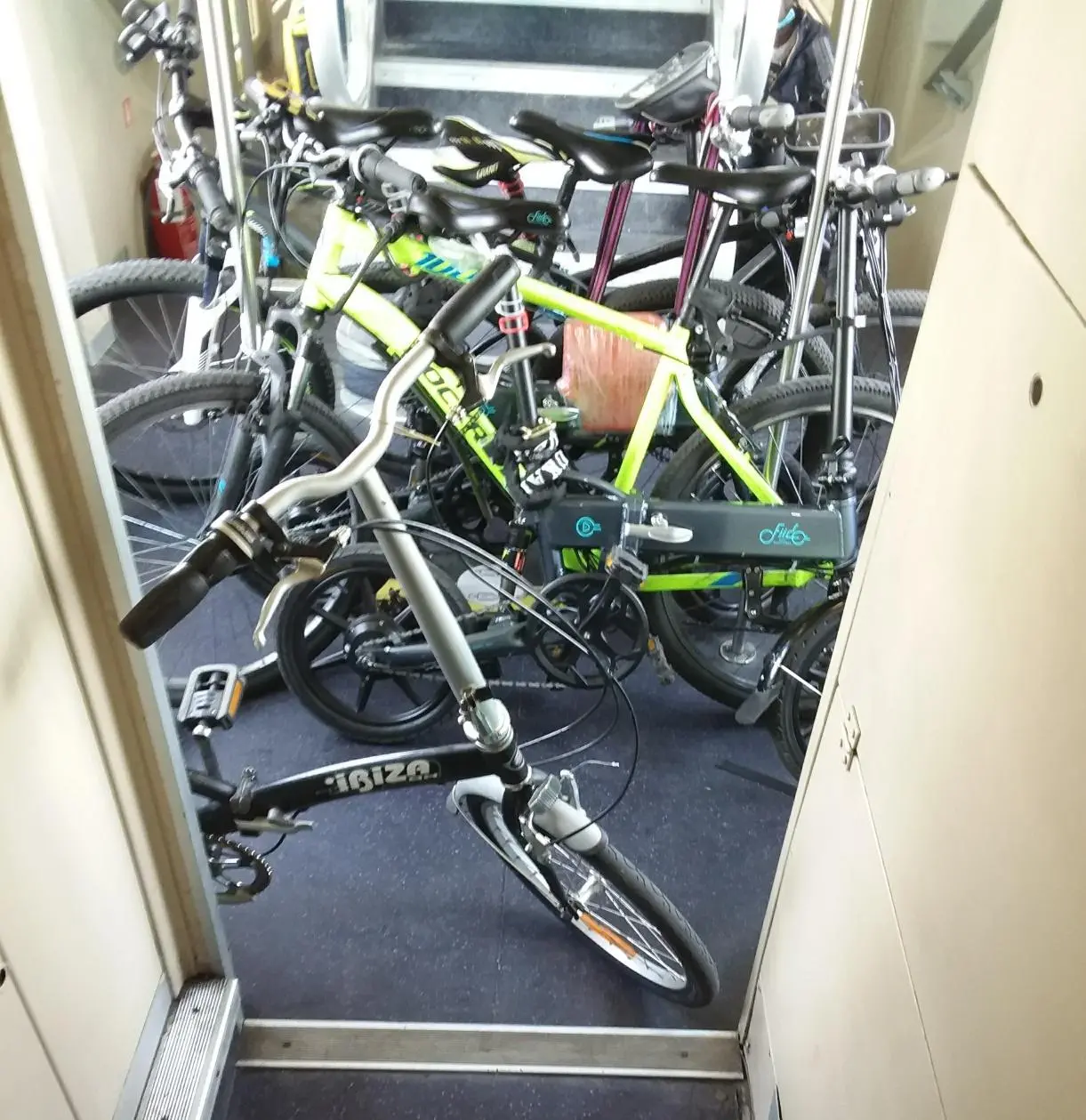 Trenord vieta le bici a bordo