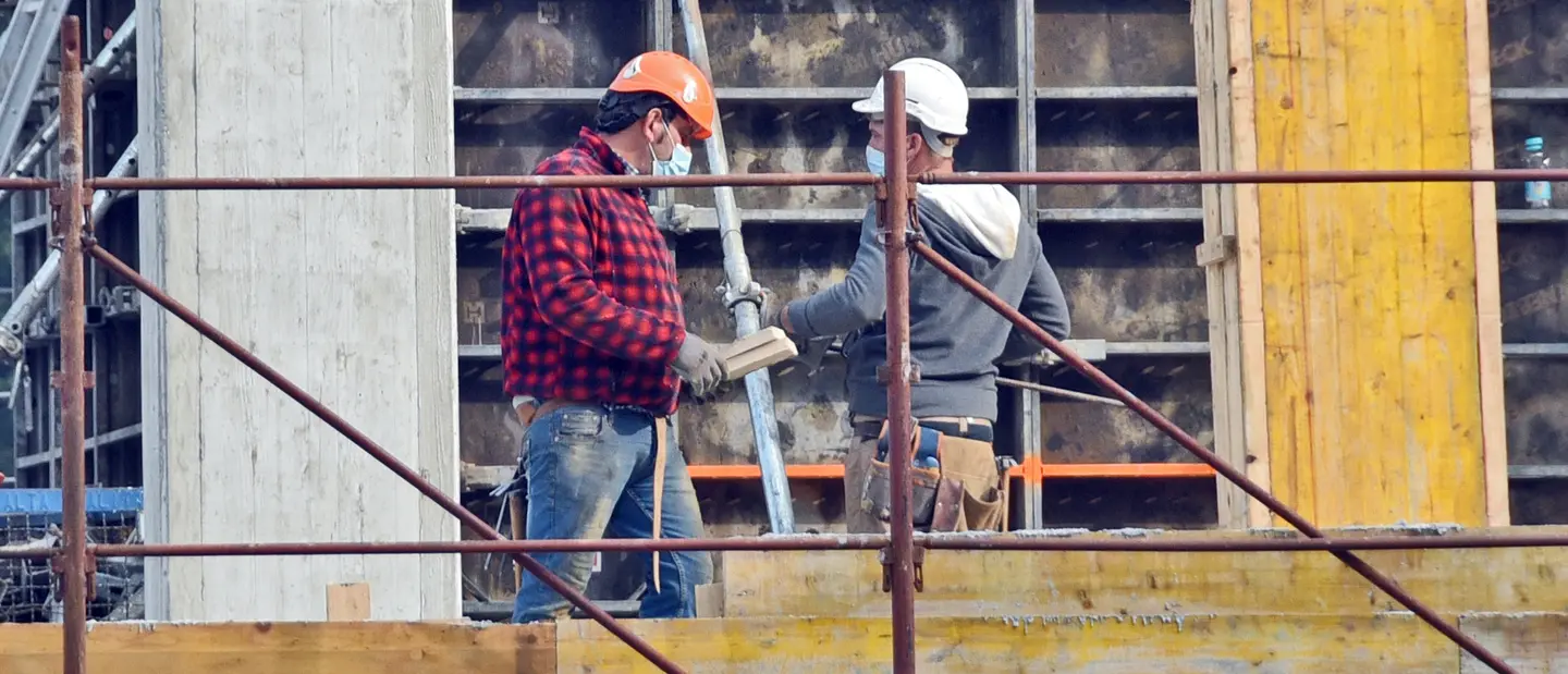 Milano, lite al cantiere in Argonne: operaio accoltellato alla schiena, arrestato collega