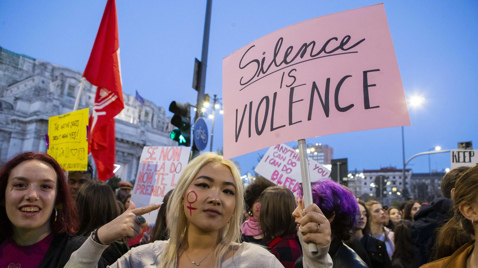 Manifestazione in zona stazione Centrale contro le violenze sulle donne