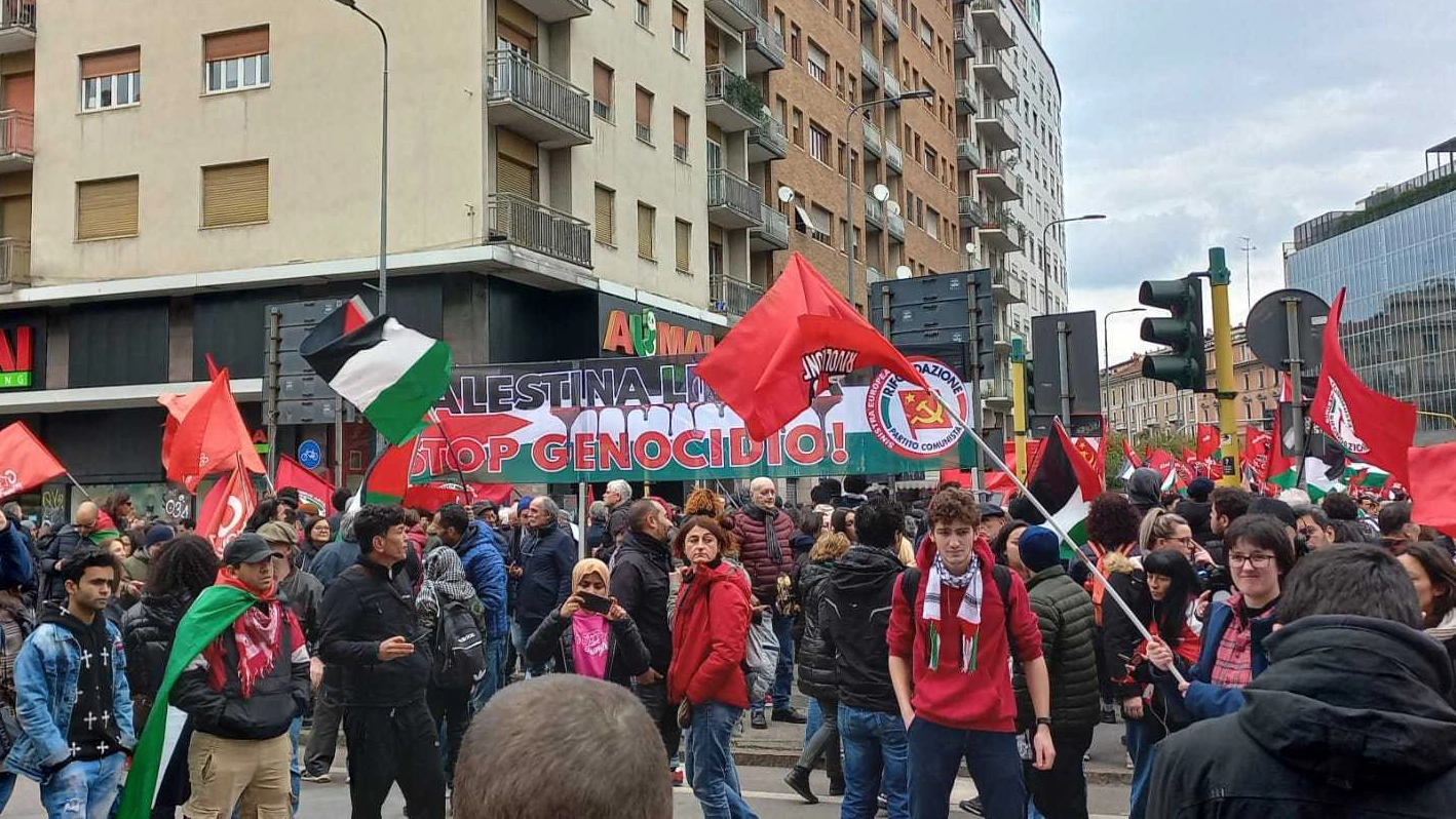 Il concentramento in piazzale Loreto della manifestazione pro Palestina (Foto V.B.D.A.)