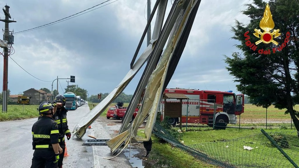 I vigili del fuoco impegnati con gli alberi caduti nel Lodigiano