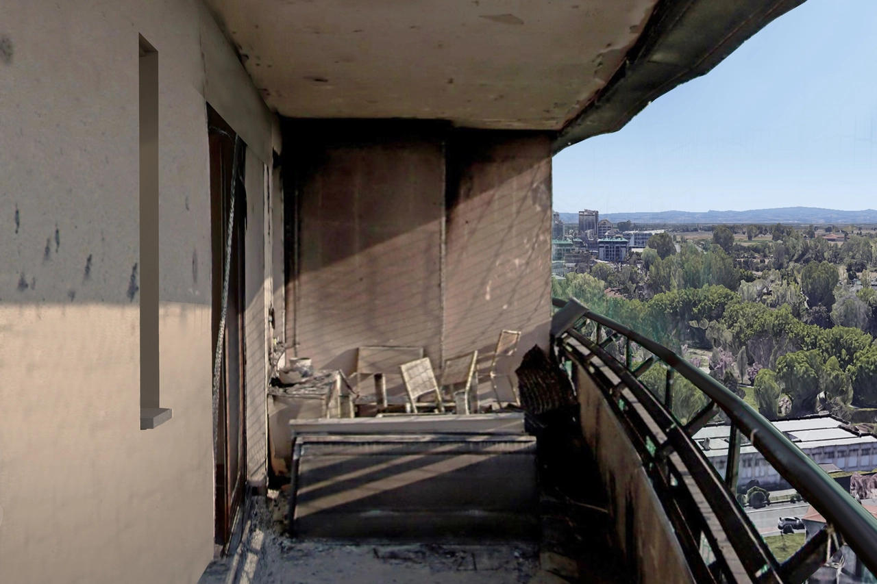 Un balcone della torre andata in fiamme