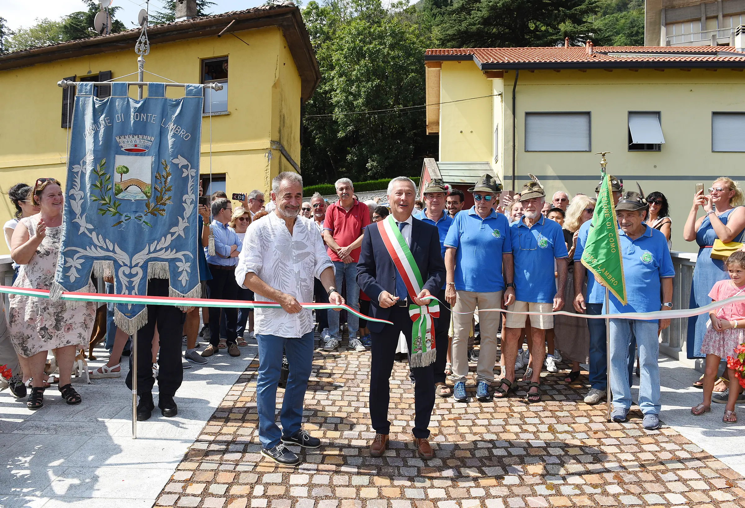 Ponte Lambro, riaperto con una festa il ponte restaurato