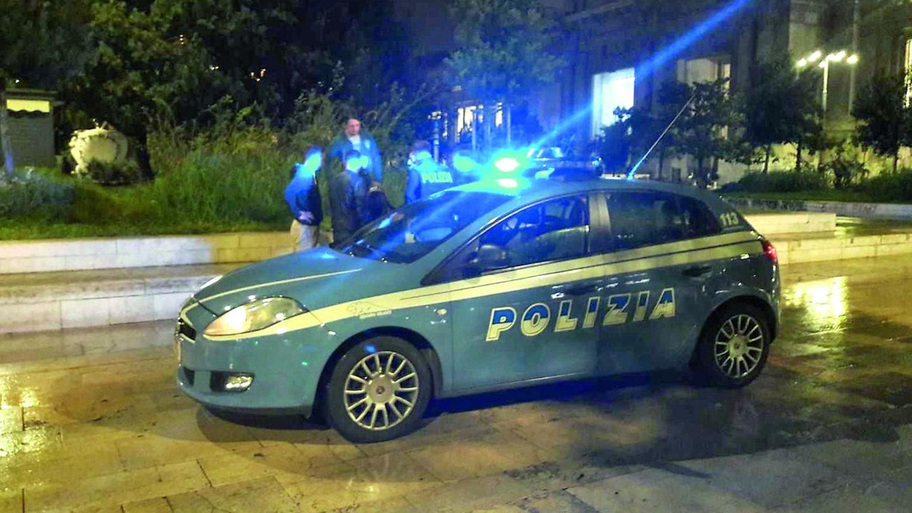 Controlli notturni della Polizia davanti alla stazione Centrale