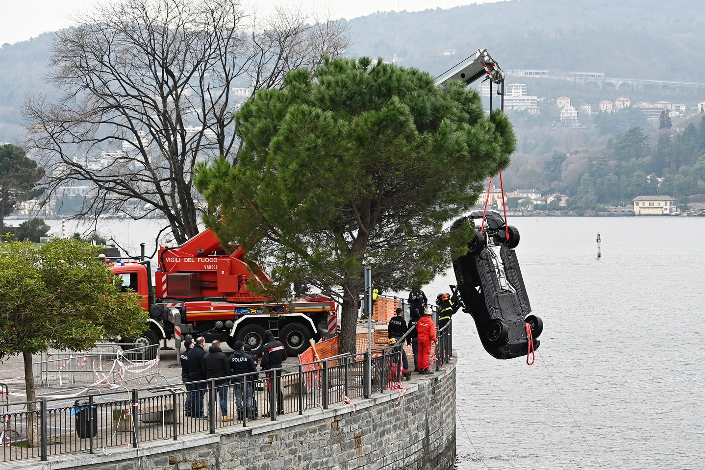 L'auto ripescata dal Lago di Como