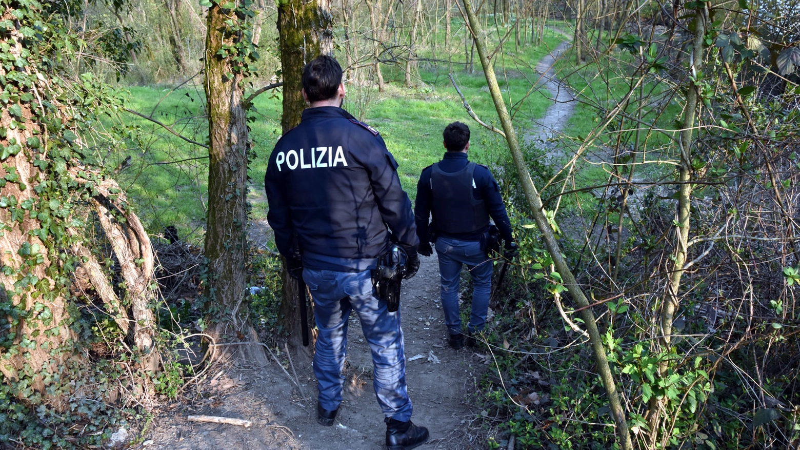 Controlli della polizia nei boschi della droga