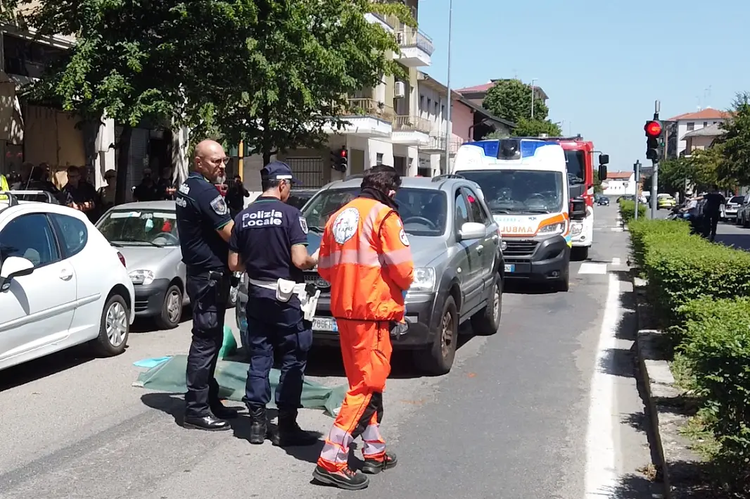 Vigevano, 71enne attraversa la strada: investita e uccisa da un suv alle 11