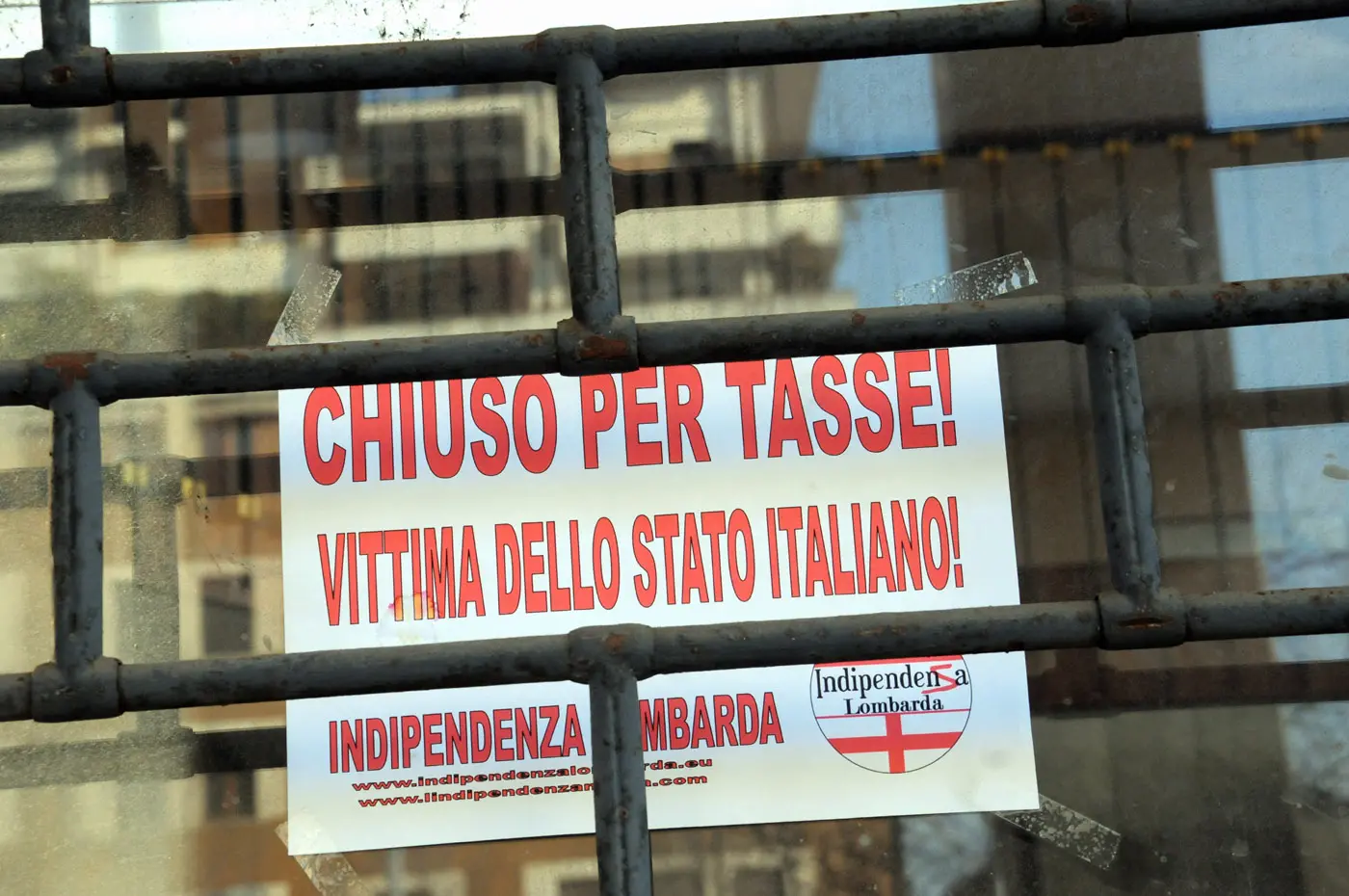 Seregno, la protesta: "Chiusi per tasse"