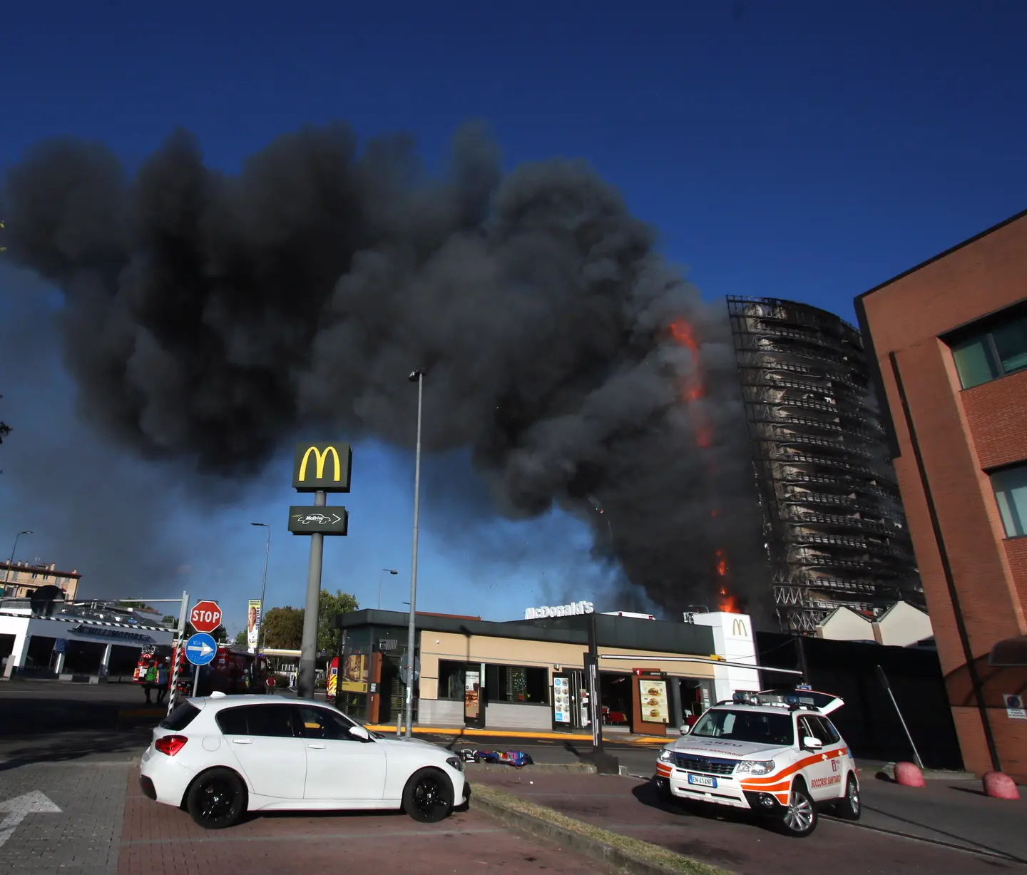 Miracolosa fuga dalle fiamme: "Tutti salvi". Via a inchiesta: rogo dalla struttura esterna