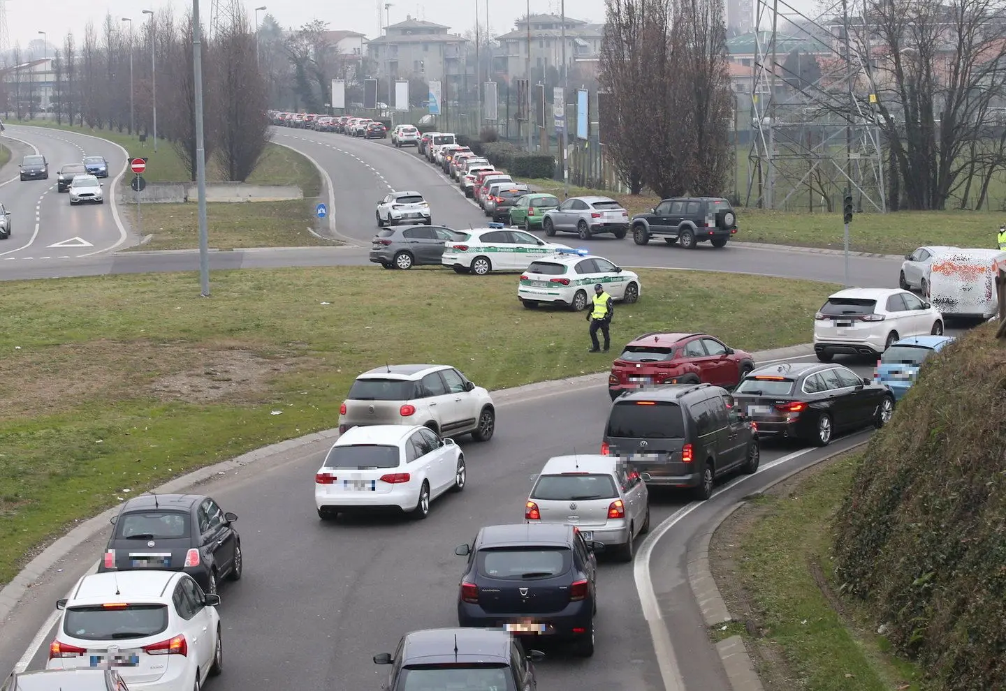 Tamponi Covid Monza, tutti in coda al drive through di viale Stucchi