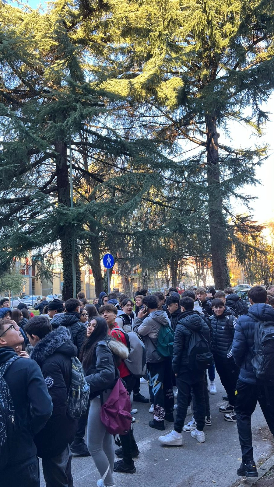 Gli studenti del Maggiolini protestano contro le aule al freddo