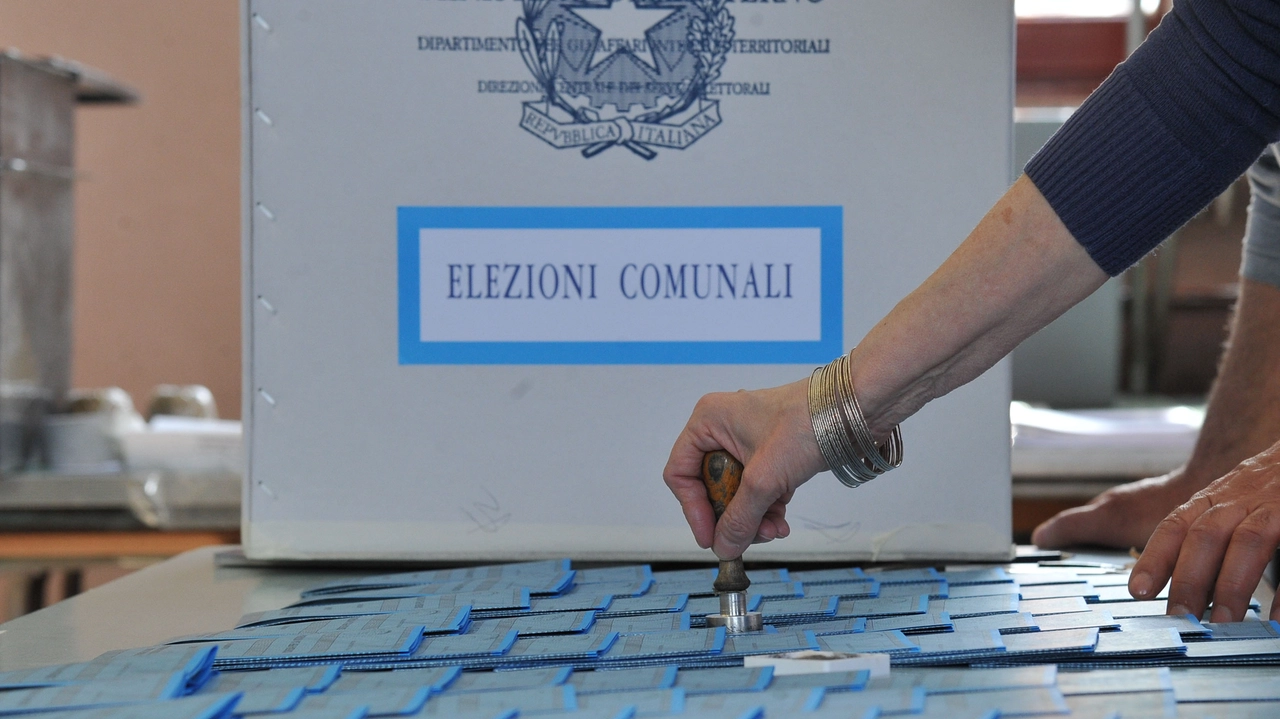 Alle 15 urne chiuse e al via lo spoglio: ecco chi ha vinto. Il turno di ballottaggio è previsto per domenica 28 e lunedì 29 maggio