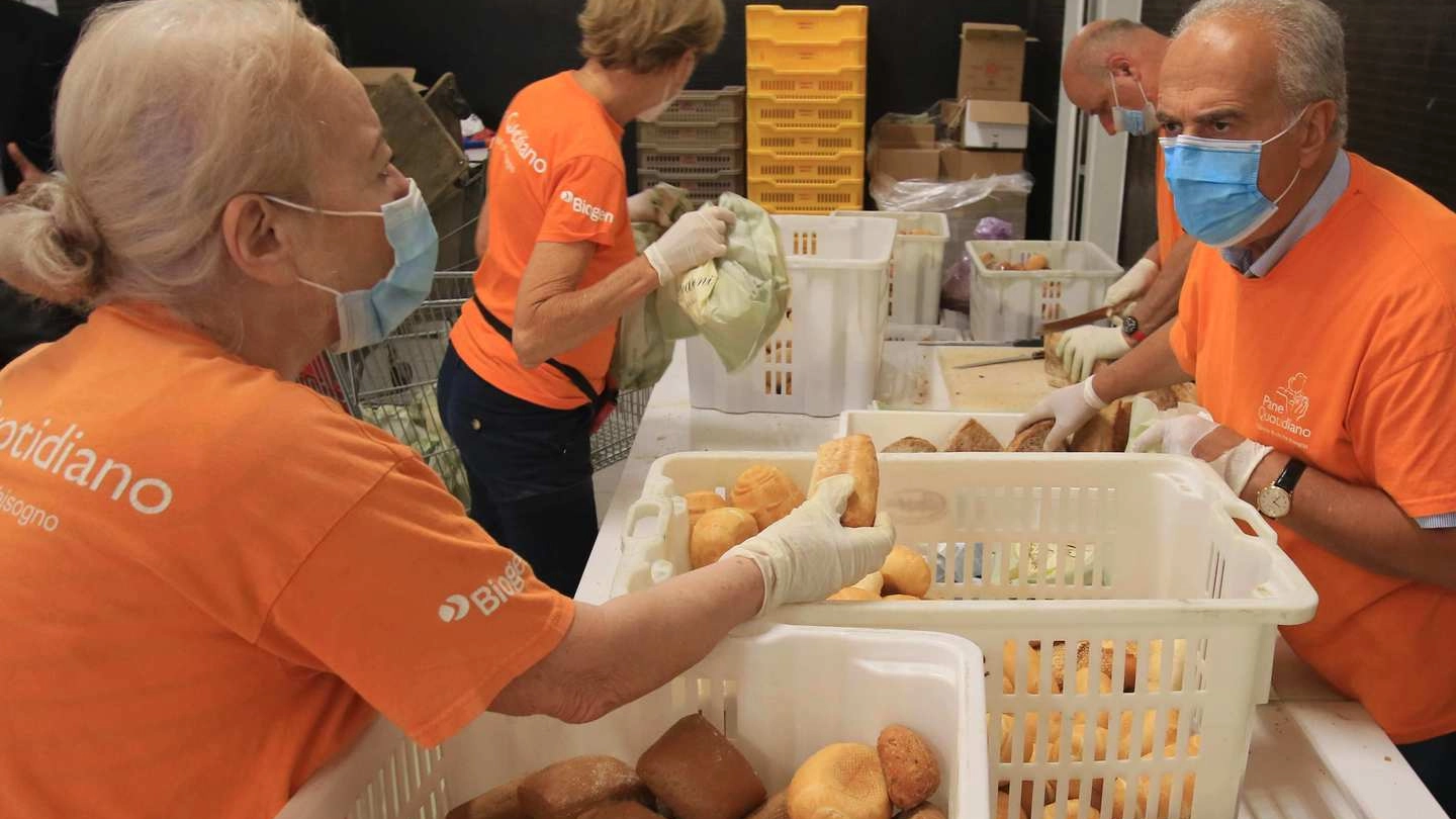 I volontari dell’associazione milanese “Pane quotidiano“ Le code fuori dalla sede sono aum