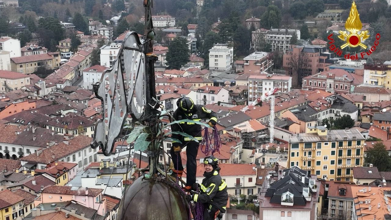 I vigili del fuoco posano la corona d'alloro sul campanile di San Vittore